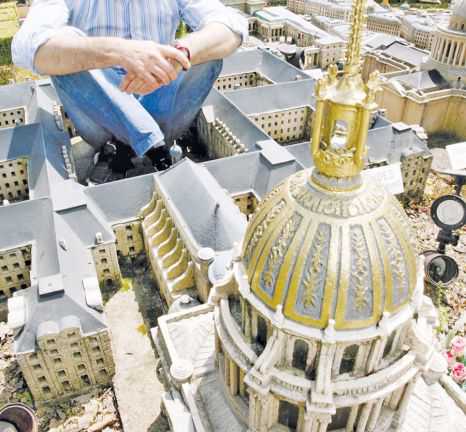 Şi-a făcut Parisul la el în grădină!