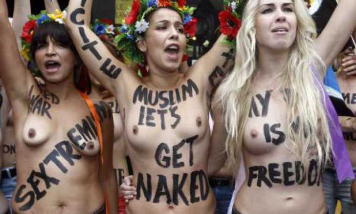 Protest în sânii goi la Paris: "Musulmani, hai să ne dezbrăcăm"