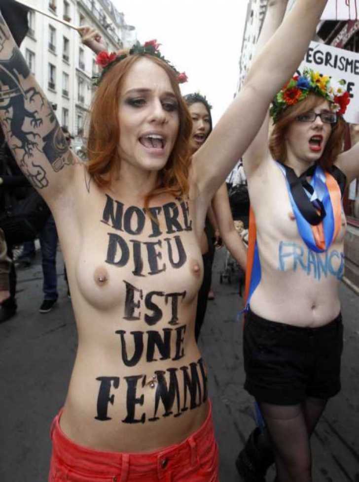 Protest în sânii goi la Paris: "Musulmani, hai să ne dezbrăcăm"