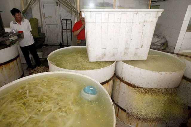 Cum îşi bat joc chinezii de milioane de oameni